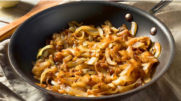 La cebolla caramelizada es el ingrediente mágico capaz de transformar una hamburguesa simple o una tarta cotidiana en un plato de alta cocina.