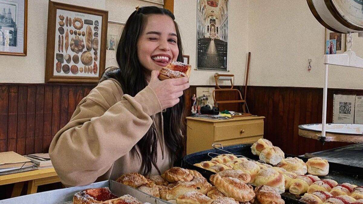 La panadería de los padres de Emilia Mernes no es solo un comercio local