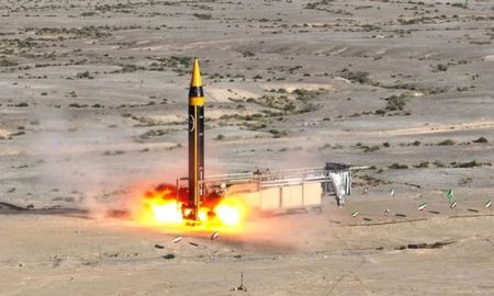 Un nuevo misil balístico Khorramshahr de superficie a superficie de cuarta generación llamado Khaibar con un alcance de 2000 km se lanza en un lugar no revelado en Irán, en esta imagen obtenida el 25 de mayo de 2023. Un nuevo misil balístico Khorramshahr de superficie a superficie de cuarta generación llamado Khaibar con un alcance de 2000 km se lanza en un lugar no revelado en Irán, en esta imagen obtenida el 25 de mayo de 2023.
