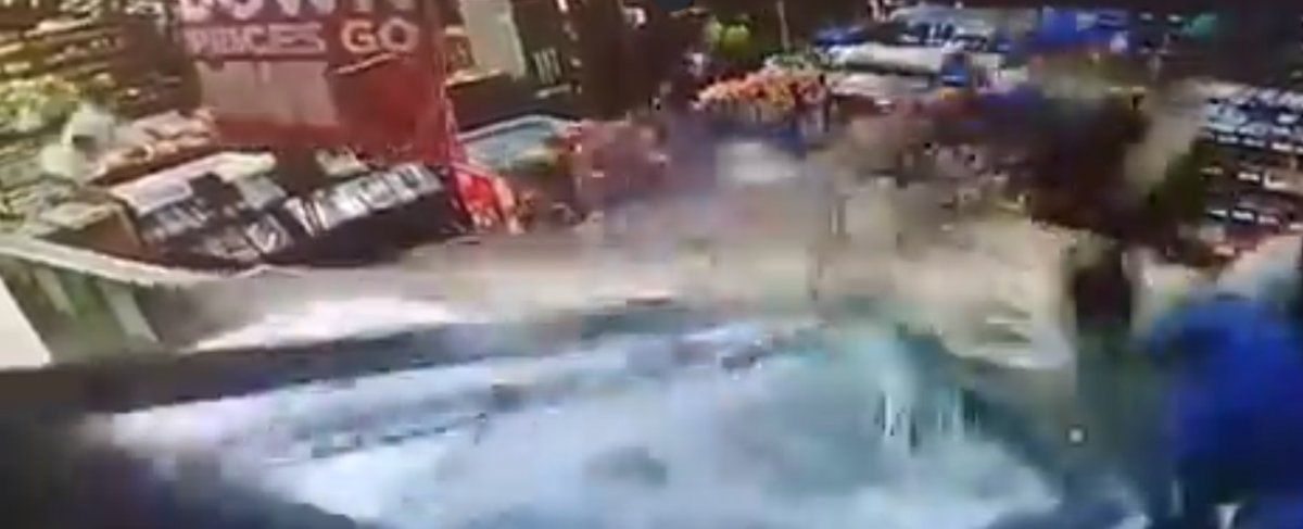 Video: chocó a toda velocidad una estación de servicio, destrozó todo y se fue