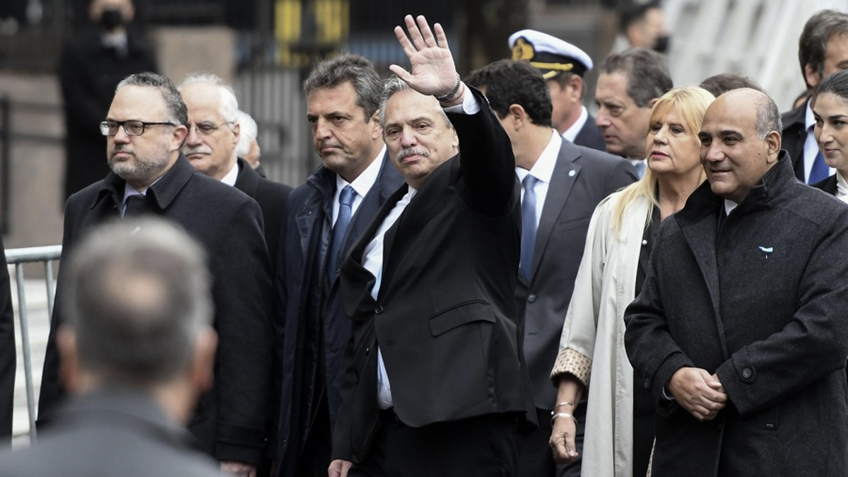 Esta fue la primera vez que Fernández asiste en forma presencial a un Tedeum en su carácter de Presidente, ya que en los dos primeros años de su mandato la ceremonia se realizó en forma virtual debido a la pandemia de Covid-19.