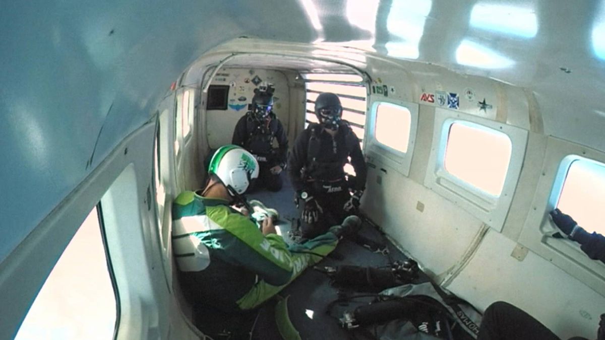 Luke, en la cabina del avión, poco antes de lanzarse al vacío sobre Simi Valley. Para su intento, fue acompañado por tres paracaidistas que saltaron con él y lo asistieron durante su caída libre sobre el desierto californiano. Luke, en la cabina del avión, poco antes de lanzarse al vacío sobre Simi Valley. Para su intento, fue acompañado por tres paracaidistas que saltaron con él y lo asistieron durante su caída libre sobre el desierto californiano.