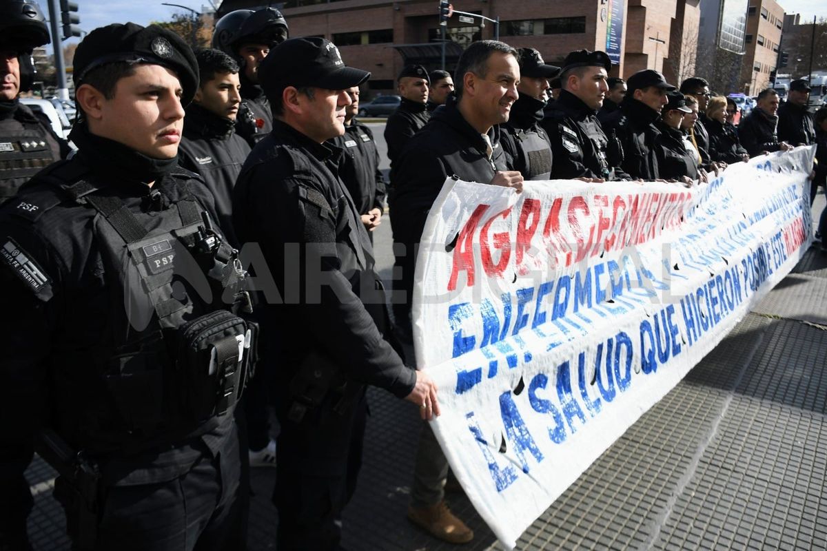 El viernes pasado la familia de Sanabria y el personal policial realizaron un abrazo solidario en la explanada del Hospital de Emergencias Clemente Álvarez en agradecimiento al trabajo que realizó el personal médico.