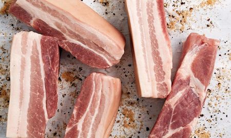 La panceta tiene una grasa que es muy molesta. La panceta tiene una grasa que es muy molesta.