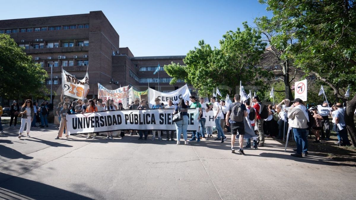 Desde el 1° de enero de 2024, un total de 151 docentes (profesores y auxiliares) renunciaron a la Universidad Nacional del Litoral (UNL) y 26 solicitaron licencia. Desde el 1° de enero de 2024, un total de 151 docentes (profesores y auxiliares) renunciaron a la Universidad Nacional del Litoral (UNL) y 26 solicitaron licencia.