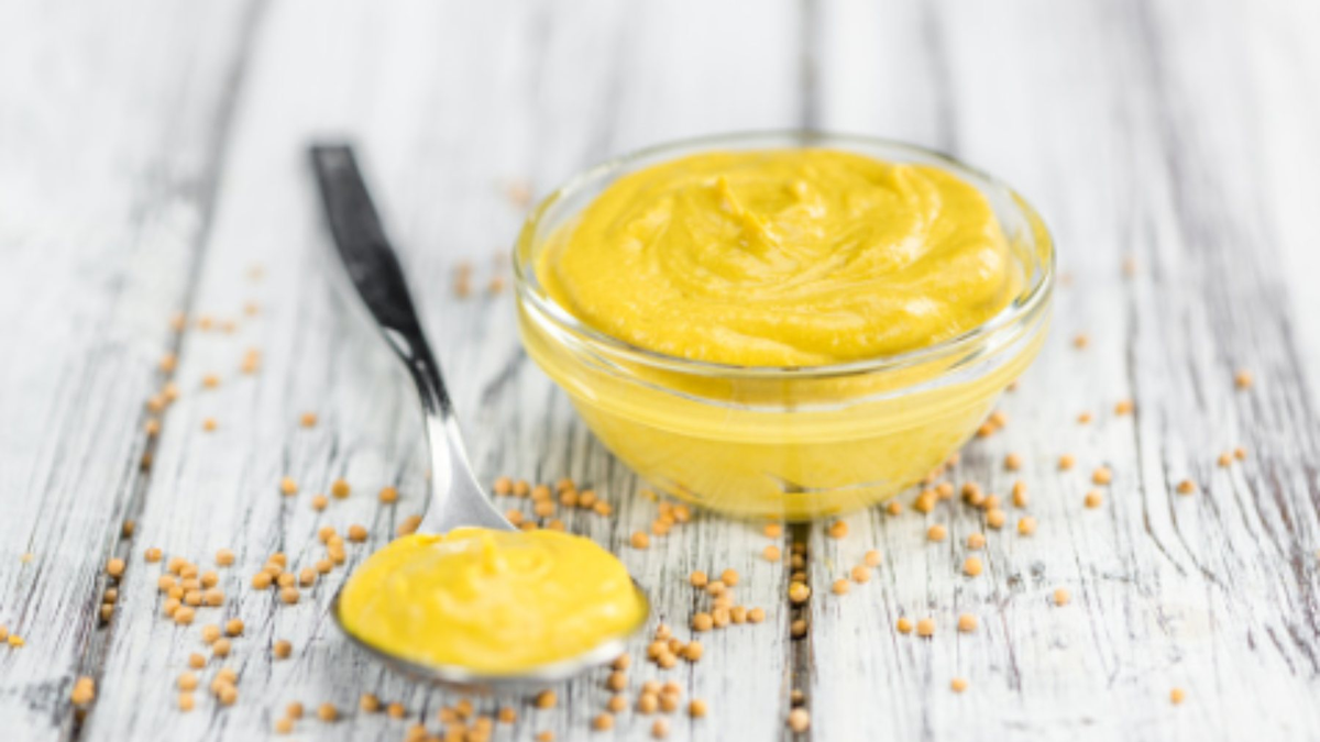 La mostaza es uno de los aderezos favoritos de muchas personas, y hacerla en casa es una muy buena manera de ahorrar dinero. La mostaza es uno de los aderezos favoritos de muchas personas, y hacerla en casa es una muy buena manera de ahorrar dinero. 