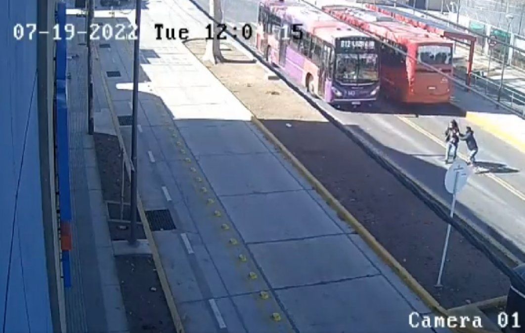 Video: un colectivo atropelló a dos personas en Guaymallén&nbsp;