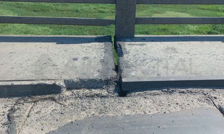 Puente carretero: calzada dañada Puente carretero: calzada dañada