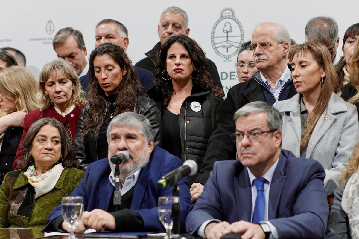 Los legisladores consideraron que existe arbitrariedad y "proscripción" hacia la ex mandataria y tras la rueda de prensa enviaron una carta a la Corte Suprema y al Consejo de la Magistratura para reclamar que se ponga fin a esa situación al cumplirse un año de su prisión domiciliaria. Los legisladores consideraron que existe arbitrariedad y "proscripción" hacia la ex mandataria y tras la rueda de prensa enviaron una carta a la Corte Suprema y al Consejo de la Magistratura para reclamar que se ponga fin a esa situación al cumplirse un año de su prisión domiciliaria.
