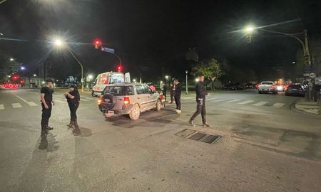 La policía de Santa Fe intervino en el accidente para controlar el tránsito de manera momentánea. También se hizo presente personal del 107. La policía de Santa Fe intervino en el accidente para controlar el tránsito de manera momentánea. También se hizo presente personal del 107.