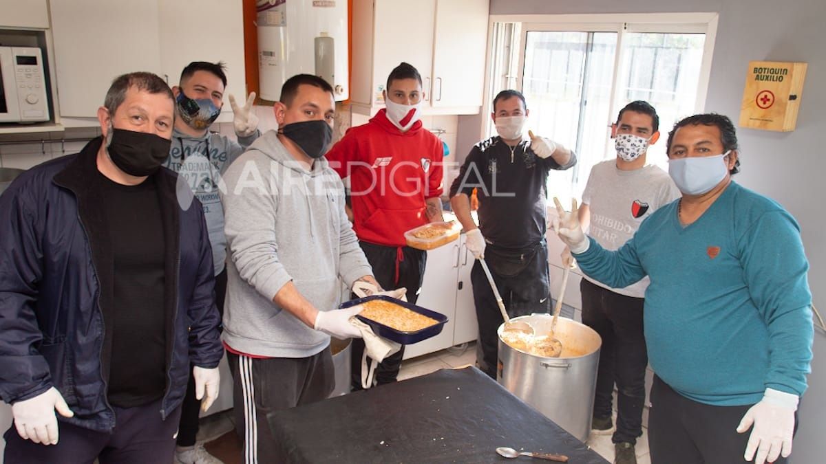 Desde temprano un grupo de conductores que prestan servicio en las l&iacute;neas 4 y 14 se acercaron al lugar para cocinar el guiso que al mediod&iacute;a fue entregado a las familias que se acercaron.