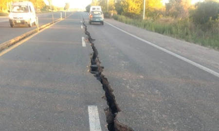 La ruta 40 se partió en dos durante el pasado sismo del 19 de enero en San Juan. La ruta 40 se partió en dos durante el pasado sismo del 19 de enero en San Juan.