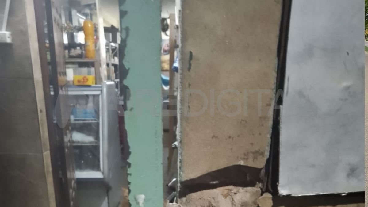 La reja violentada del kiosco robado.