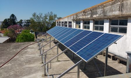 Los paneles solares de la UTN producen el equivalente al consumo de una vivienda residencial grande o casi dos viviendas residenciales tipo. Los paneles solares de la UTN producen el equivalente al consumo de una vivienda residencial grande o casi dos viviendas residenciales tipo.