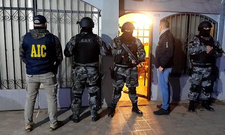 Los detectives de ambas fuerzas, juntos con los grupos tácticos. Los detectives de ambas fuerzas, juntos con los grupos tácticos.
