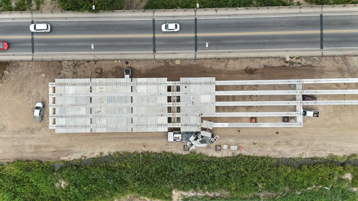 El ministro de Obras Públicas, Lisandro Enrico, anticipó que a fines de enero se empieza a hormigonar sobre los tramos que ya tienen las prelosas. El ministro de Obras Públicas, Lisandro Enrico, anticipó que a fines de enero se empieza a hormigonar sobre los tramos que ya tienen las prelosas.