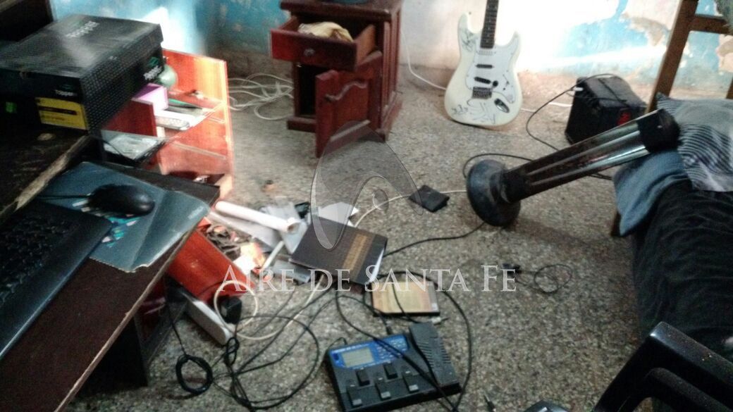 Delincuentes afinados : robaron una guitarra y dejaron la que no funciona