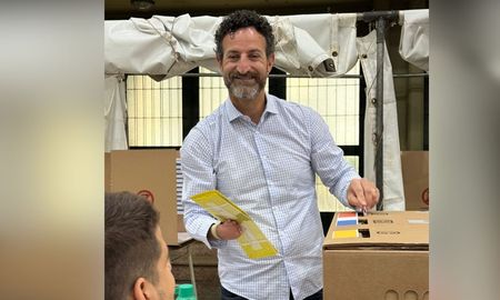 Roberto Sukerman, votó este domingo por la mañana en la escuela Dante Alighieri de Rosario. Roberto Sukerman, votó este domingo por la mañana en la escuela Dante Alighieri de Rosario.