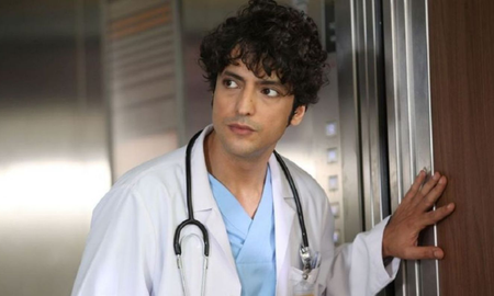 Quién es Taner Ölmez, el protagonista de la novela Doctor Milagro Quién es Taner Ölmez, el protagonista de la novela Doctor Milagro