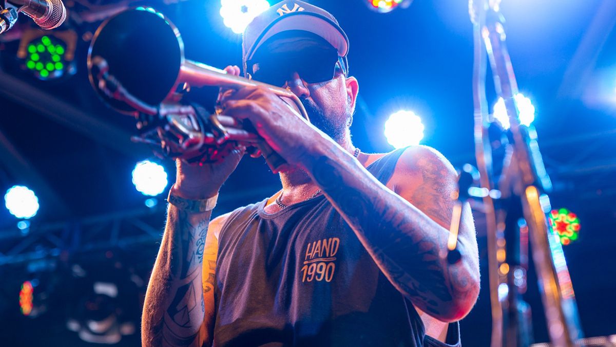 La banda fue formada en el año 2000, por iniciativa del trompetista Hugo Lobo, de vasta experiencia. La banda fue formada en el año 2000, por iniciativa del trompetista Hugo Lobo, de vasta experiencia.