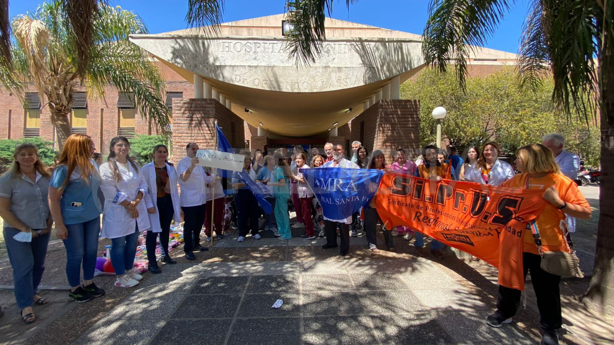 El playón del hospital de Niños se convirtió en el lugar de encuentro para llevar adelante el abrazo simbólico en reclamo de mejoras laborales.