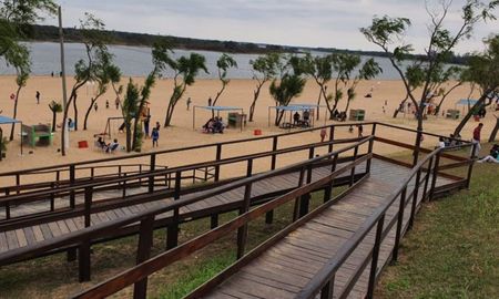 El sistema de humedales de Laguna Oca actúa como un filtro natural que purifica el agua y regula las crecidas del Río Paraguay, protegiendo la biodiversidad de toda la zona litoral.