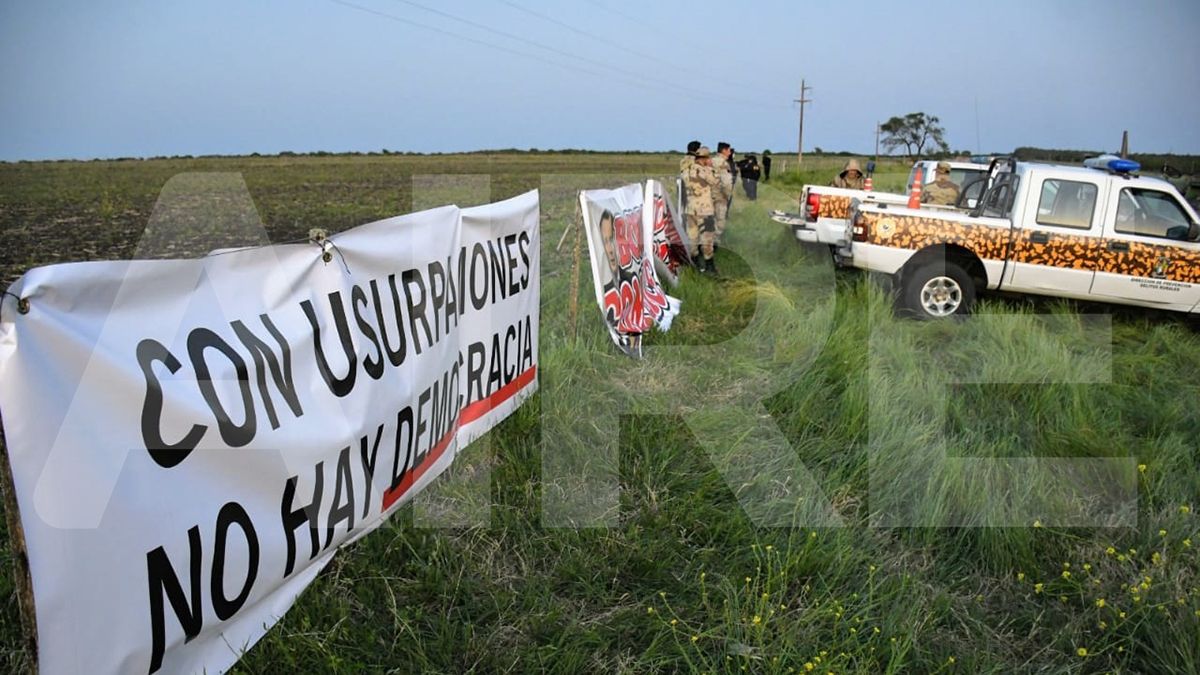Un cartel afuera del campo dice: