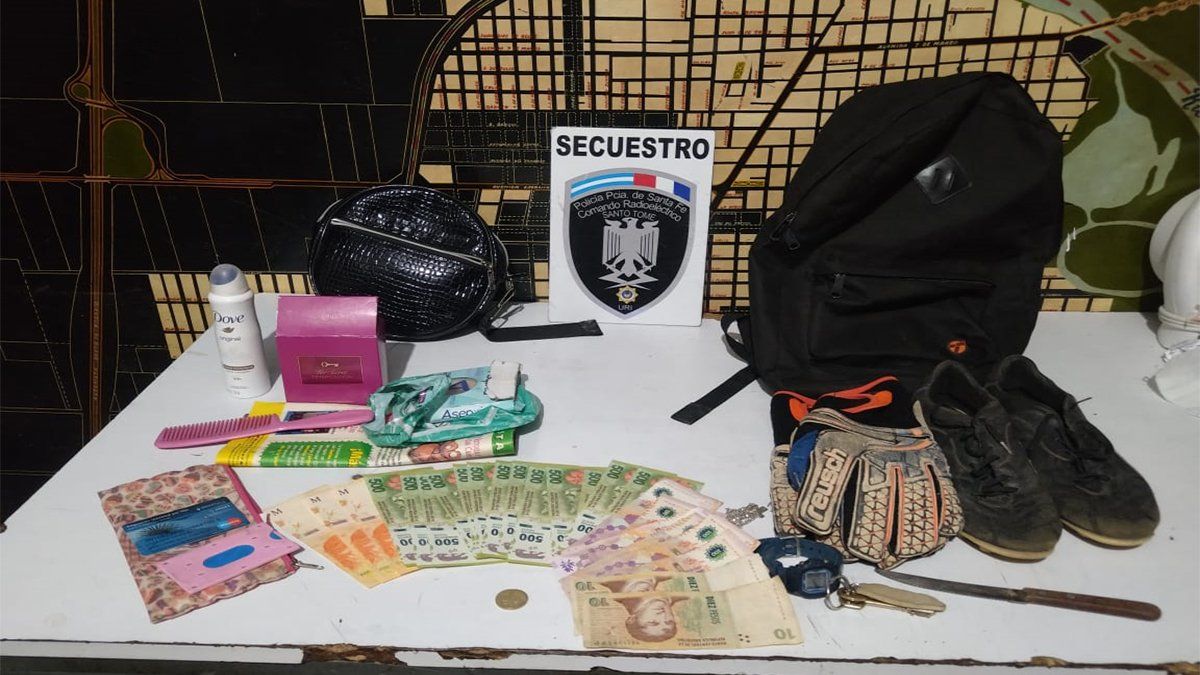 Efectivos de la Comisaría Distrito 12 procedieron a la entrega de los elementos de la víctima.