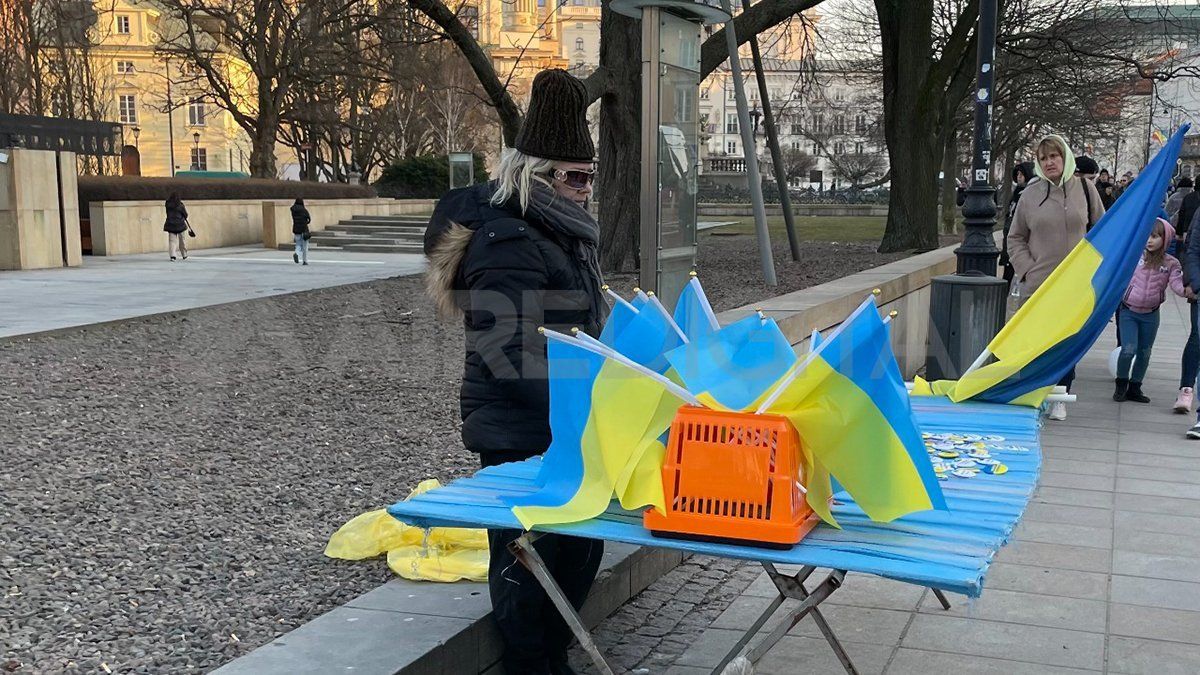 Una mujer en Polonia vende banderas y pines de Ucrania.