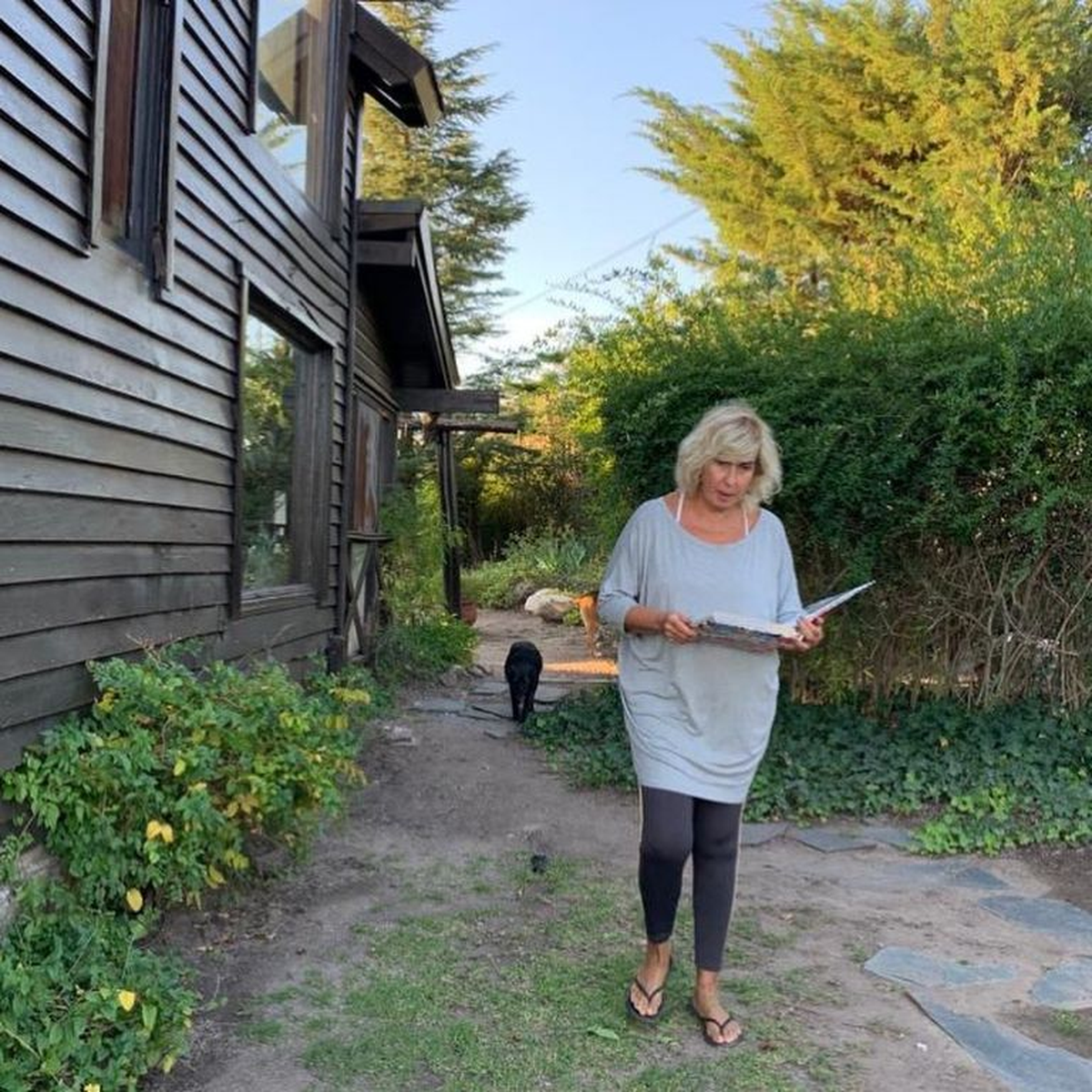 La casa de Georgina Barbarossa está rodeada de un entorno natural.