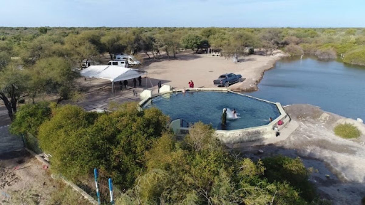 Las termas de Quicho se encuentra ubicadas a 25 kilómetros de la localidad de Serrezuela, en el departamento Cruz del Eje. Las termas de Quicho se encuentra ubicadas a 25 kilómetros de la localidad de Serrezuela, en el departamento Cruz del Eje.