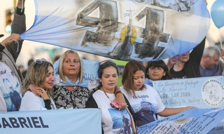 La querella mayoritaria integrada por familiares de víctimas del submarino ARA San Juan expresó hoy su decepción ante el fallo de la Cámara Federal porteña que sobreseyó al expresidente Mauricio Macri. La querella mayoritaria integrada por familiares de víctimas del submarino ARA San Juan expresó hoy su decepción ante el fallo de la Cámara Federal porteña que sobreseyó al expresidente Mauricio Macri.