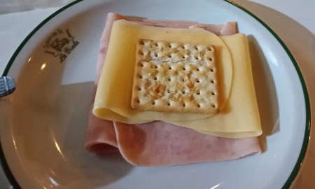 Recoleta: le cobraron $ 1.100 por una galletita de agua con jamón y queso Recoleta: le cobraron $ 1.100 por una galletita de agua con jamón y queso