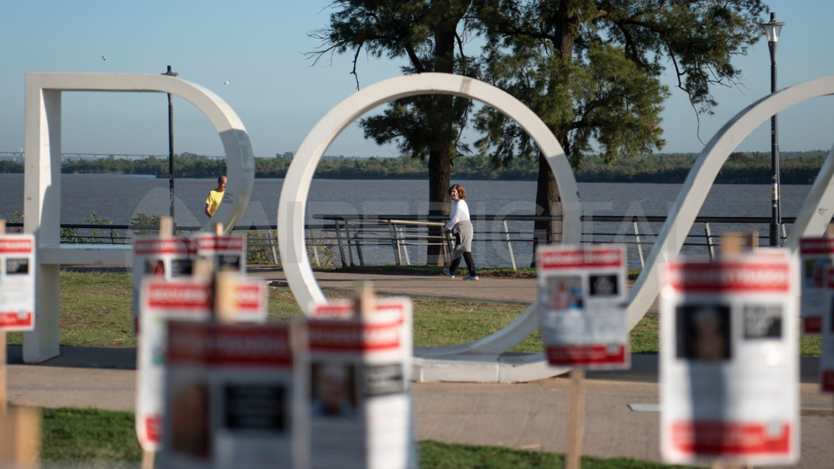 A través de carteles cuentan las historias de los secuestrados en Israel.