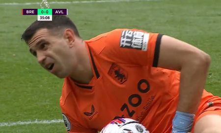 Dibu Martínez se retiró lesionado del último partido del Aston Villa y generó preocupación. Dibu Martínez se retiró lesionado del último partido del Aston Villa y generó preocupación.