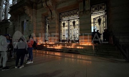 Familiares y amigos de Mónica Aquino se concentraron frente a Casa de Gobierno Familiares y amigos de Mónica Aquino se concentraron frente a Casa de Gobierno