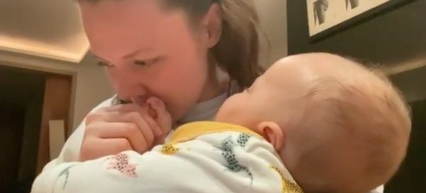 ¡Qué ternura! Joy le canta a su bebé Noah antes de dormir