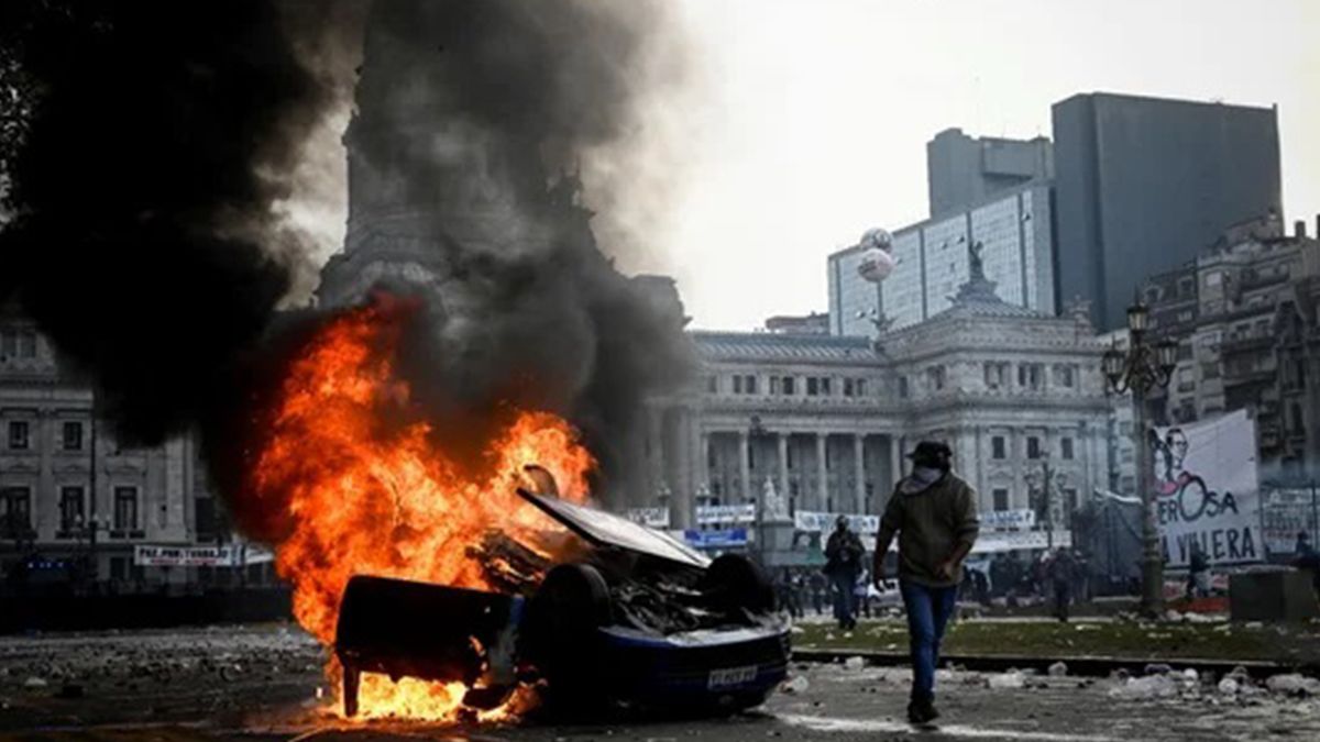 Durante el tratamiento del la Ley Bases en el Senado se produjeron serios incidentes entre manifestantes y la policía. Durante el tratamiento del la Ley Bases en el Senado se produjeron serios incidentes entre manifestantes y la policía.