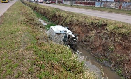 Camioneta utilitaria caída en el zanjón de Aristóbulo del Valle 10.300 Camioneta utilitaria caída en el zanjón de Aristóbulo del Valle 10.300