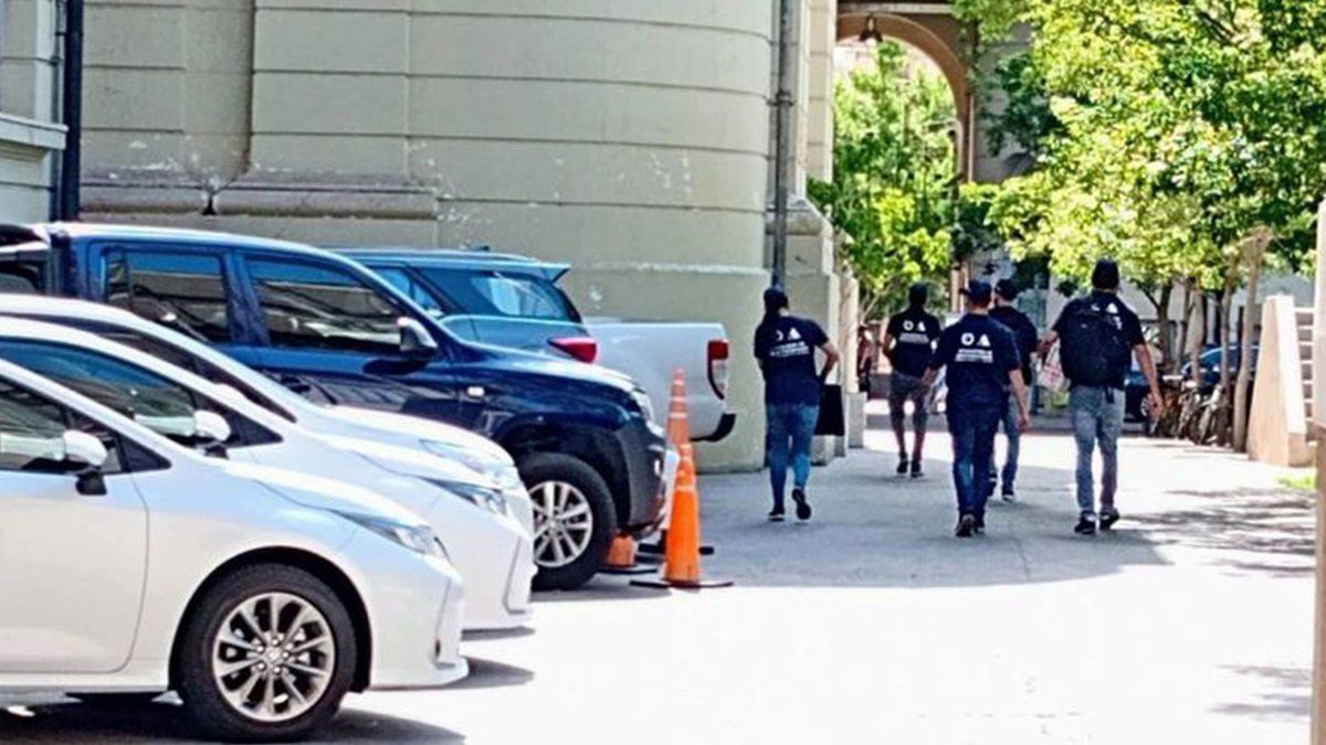 Policías del OI allanaron la sede del Ministerio de Seguridad en Rosario en noviembre de 2021.