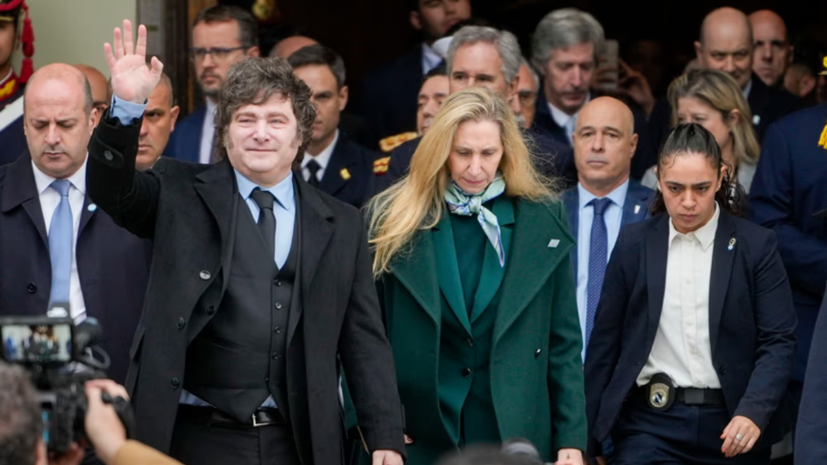 El presidente Javier Milei sale del Tedeum rumbo a Casa Rosada.