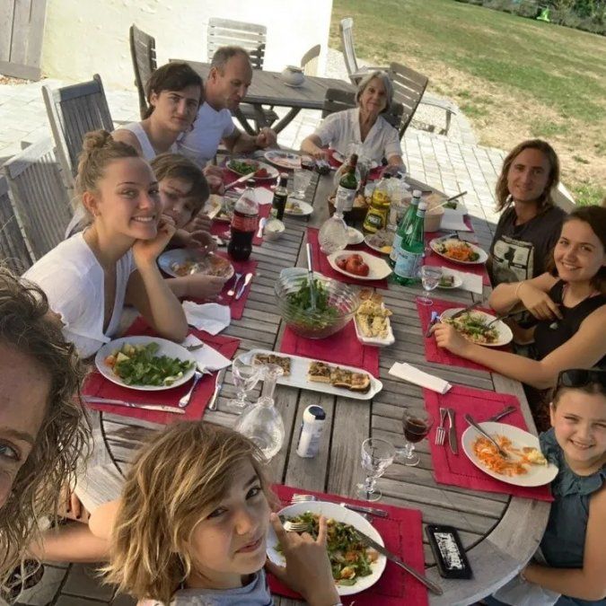 Maru Botana con toda su familia en Francia.