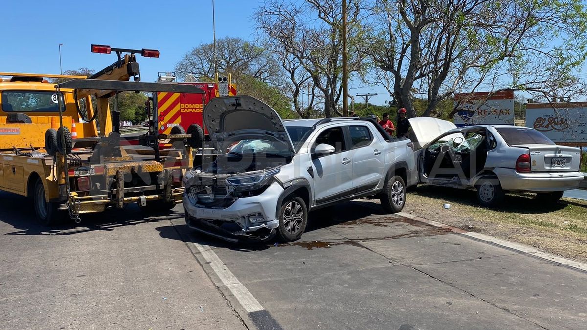 Los bomberos rescataron a los ocupantes del Corsa que tras el accidente quedaron atrapados con golpes y heridas.