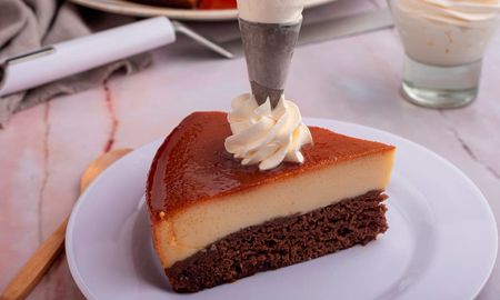 El chocoflan es una excelente opción para sorprender a tu familia. La receta, paso a paso, a continuación. El chocoflan es una excelente opción para sorprender a tu familia. La receta, paso a paso, a continuación.