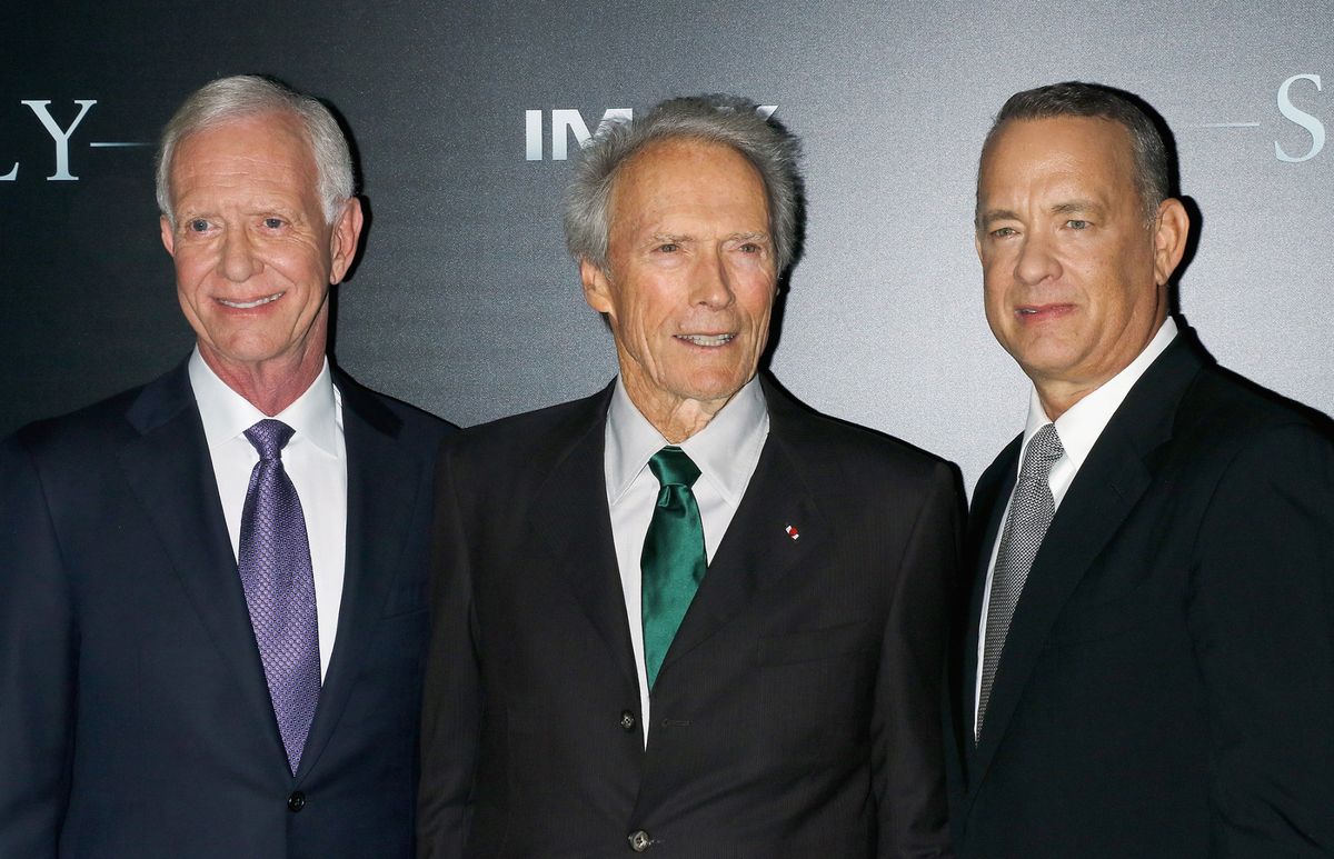Desde la izquierda, Chesley Sullenberger, Clint Eastwood, y Tom Hanks, en el estreno de Sully, cuyo guión hace hincapié en el drama que vivió el capitán que, tras recibir múltiples felicitaciones por salvar 155 vidas, enfrentó una serie de duros cuestionamientos en la investigación posterior al accidente. Desde la izquierda, Chesley Sullenberger, Clint Eastwood, y Tom Hanks, en el estreno de Sully, cuyo guión hace hincapié en el drama que vivió el capitán que, tras recibir múltiples felicitaciones por salvar 155 vidas, enfrentó una serie de duros cuestionamientos en la investigación posterior al accidente.