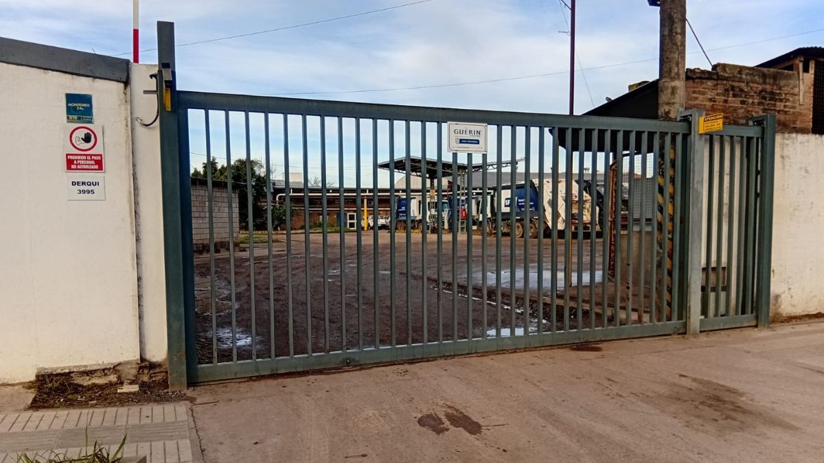 Aunque el Municipio había informado que el servicio sería normal, los camiones de Urbafe permanecieron en el predio y no realizaron recorridos este lunes feriado.