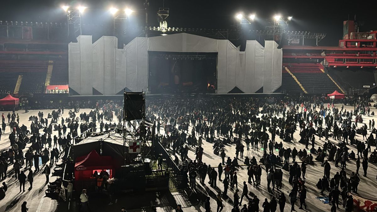 Llegan los primeras fans al estadio.