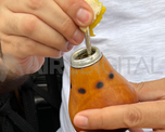 En un bar de Souq Waqif, en Doha, al mate lo traen con bombilla y una tetera con agua caliente.