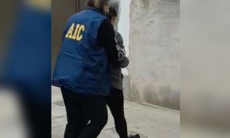 La médica al momento de la detención realizada por agentes de la AIC. La médica al momento de la detención realizada por agentes de la AIC.