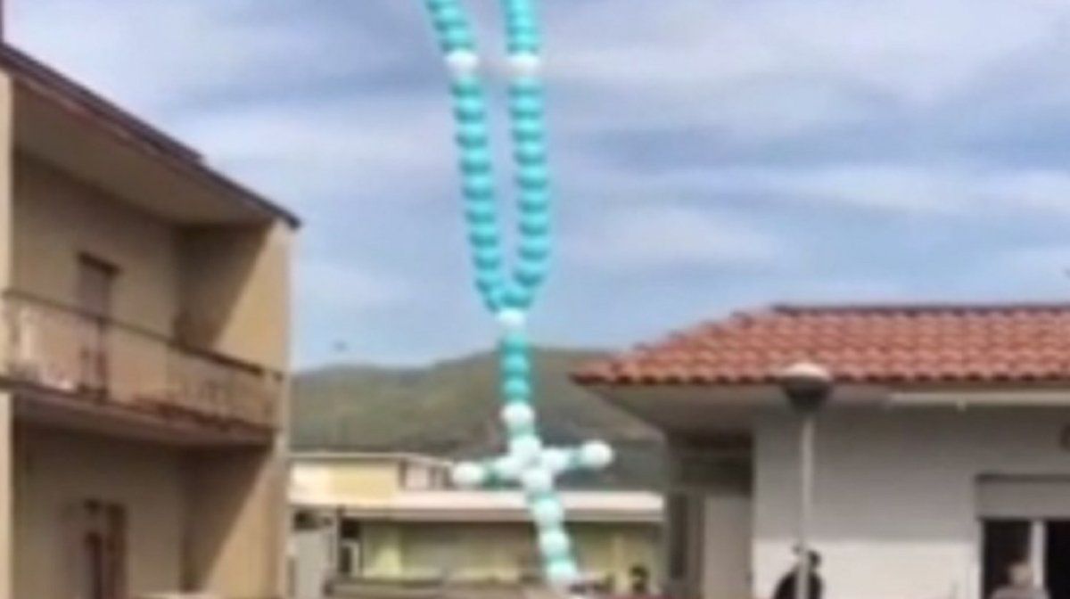Plegaria al cielo: lanzan desde Italia un rosario de globos para Argentina